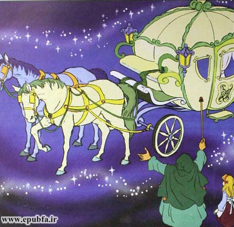 زن با عصای خود به کدو و موشها زد. همان لحظه، کدوتنبل به کالسکهای زیبا و موشها به دو اسب تبدیل شدند.